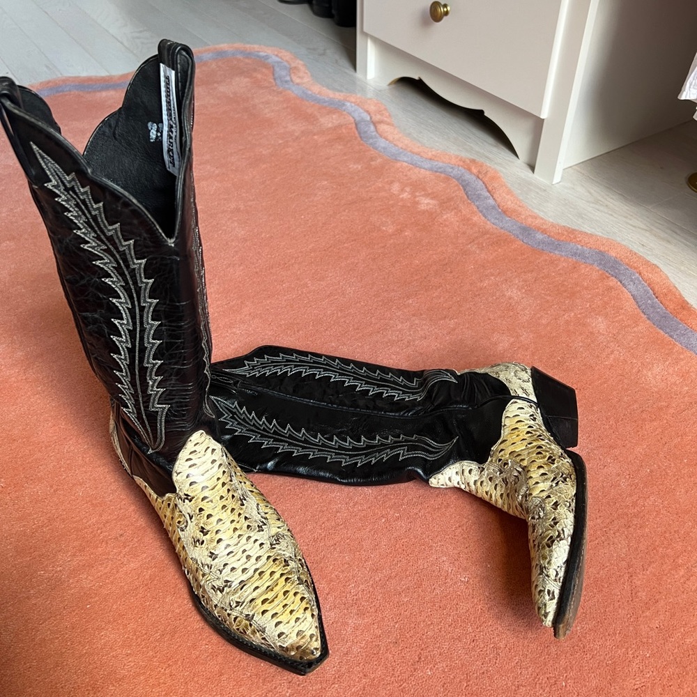 Beautiful Tony Lama size 8 yellow snakeskin boots